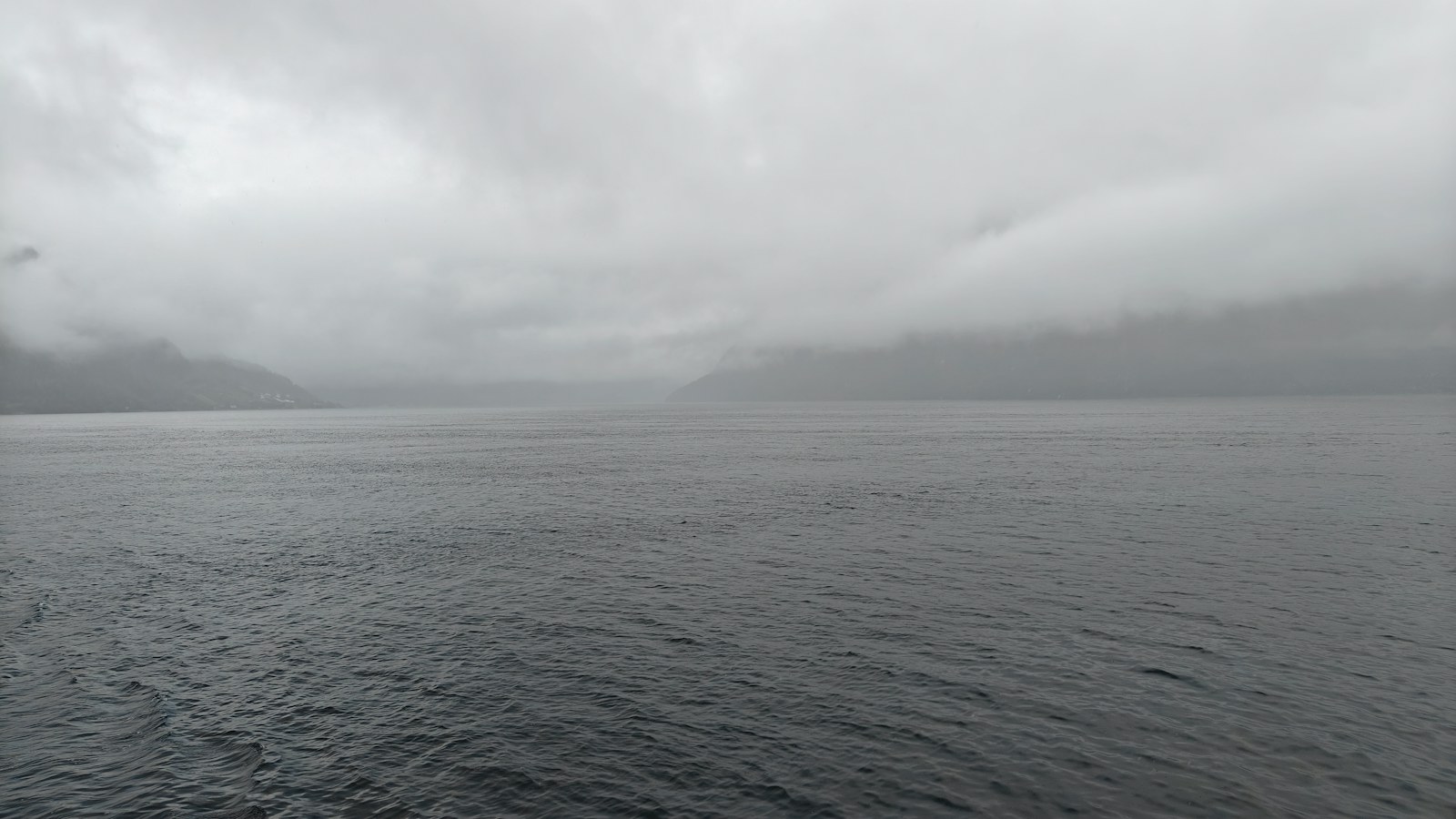 雾气覆盖的海岸线